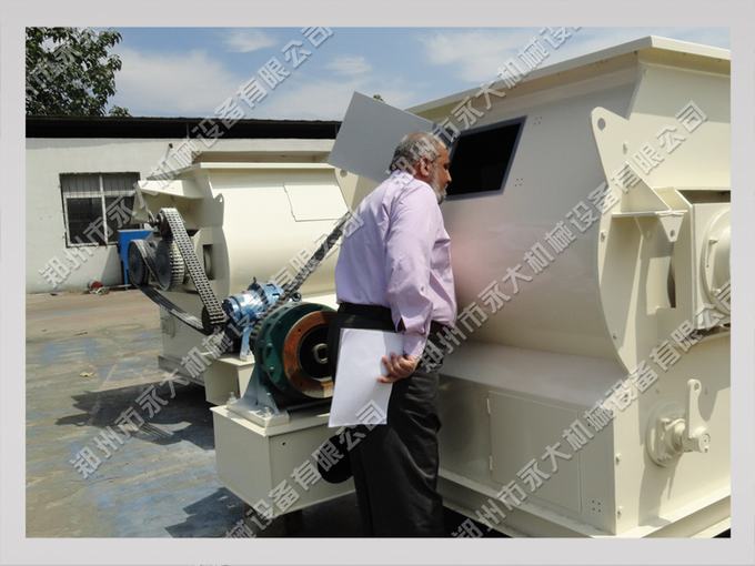 Sadik先生考察雙軸無重力混合機 Sadik先生考察雙軸無重力混合機